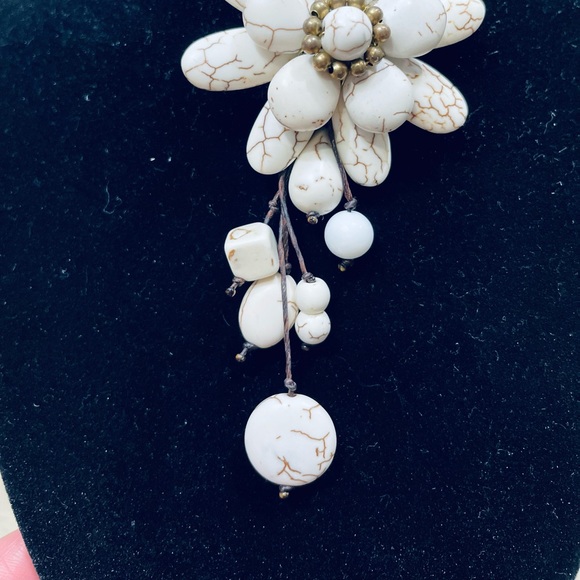 Gorgeous White Turquoise Stone Flower Necklace and Bracelet Set - Picture 3 of 6
